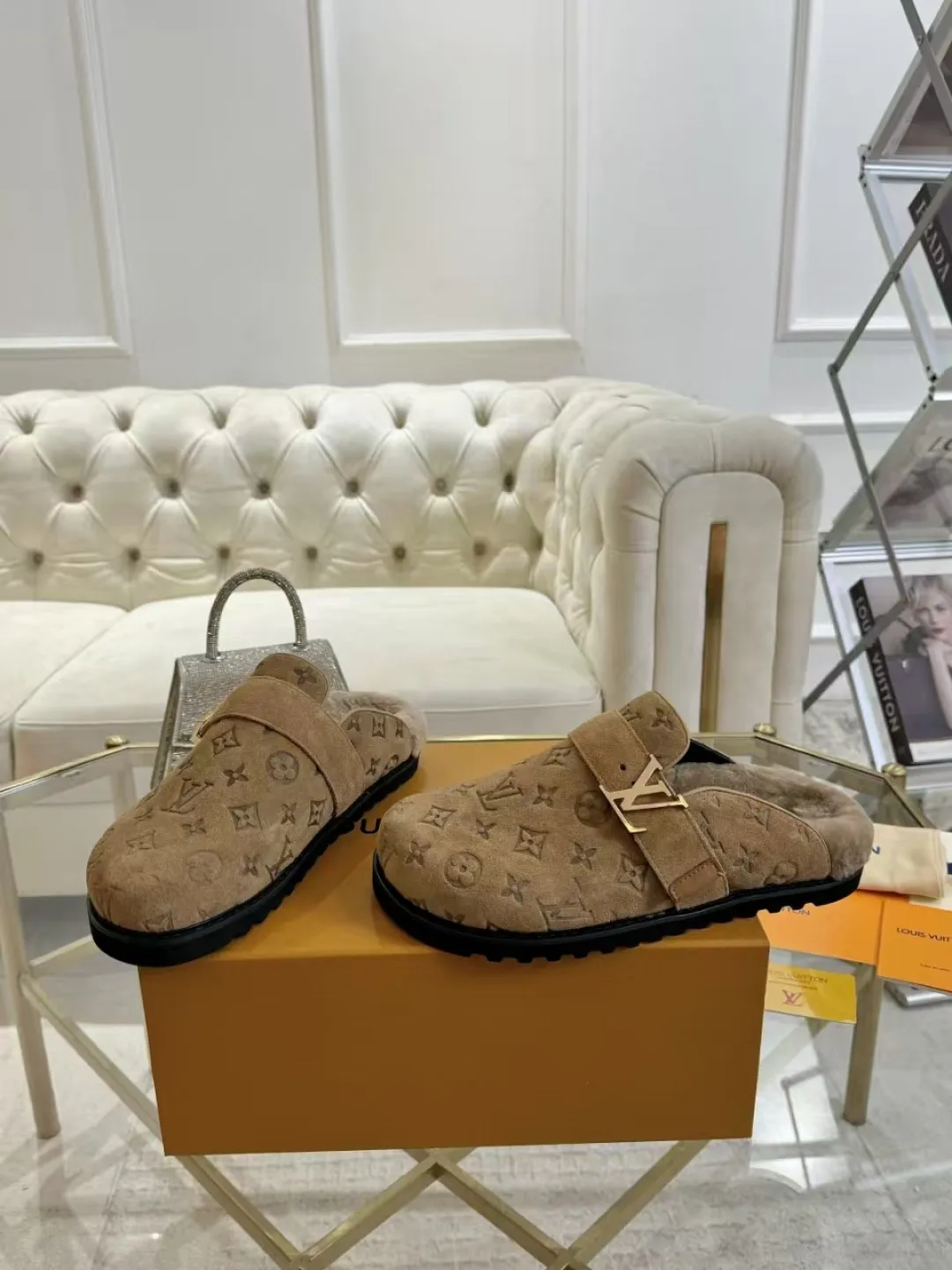 p600✨ LV Couple’s Wool Slippers｜Full of high-end feel, the soles of your feet are luxurious✨ We have achieved the ultimate restoration of the "higher version" of this pair of LV classic toe-toe slippers! 👫💫 🌟 The core advantages are clear at a glance: ✔️ Original jacquard + cowhide fabric, delicate texture, high-end at first glance; ✔️ 280% pure wool lining, wearing barefoot is like stepping on clouds ☁️, soft and skin-friendly and not sweaty; ✔️ Non-slip rubber bottom + three-dimensional toe design, super stable for walking, fashionable and practical!  👀 Must-have attention to detail: Belt buckle + classic LV presbyopic elements, revealing the aura of a big-name brand in a low-key manner ~ Whether it is a couple dating or a trip with besties, both of them are the focus when they go out👟💖 ✨ Easily match the wardrobe: jeans + sweaters, lazy and casual style ✔️ Coat + skirt, refined and elegant ✔️ One pair of shoes can handle a variety of styles, and the sense of luxury is never artificial ~ #LV slippers #couple outfit #High-End Customization #Quality Shoes Recommendation Fabric: Yangjing/classic jacquard fabric Lining: Imported wool lining Sole: Original rubber sole Size: Female 35-41 Male 38-46